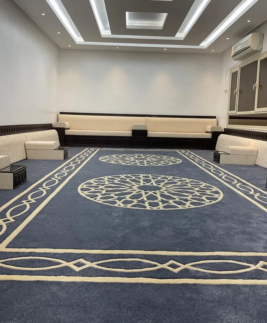 تفصيل مساند صباح الناصر الفروانية — مساند أرضية وجلسات مرتفعة بإطار خشبي منقوش — مساند — خشب بتشطيب داكن — صورة 2