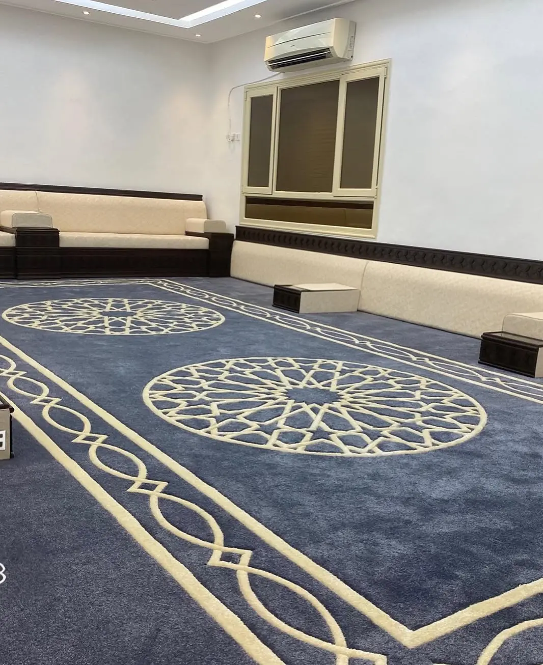 تفصيل مساند صباح الناصر الفروانية — مساند أرضية وجلسات مرتفعة بإطار خشبي منقوش — مساند — خشب بتشطيب داكن — صورة 5