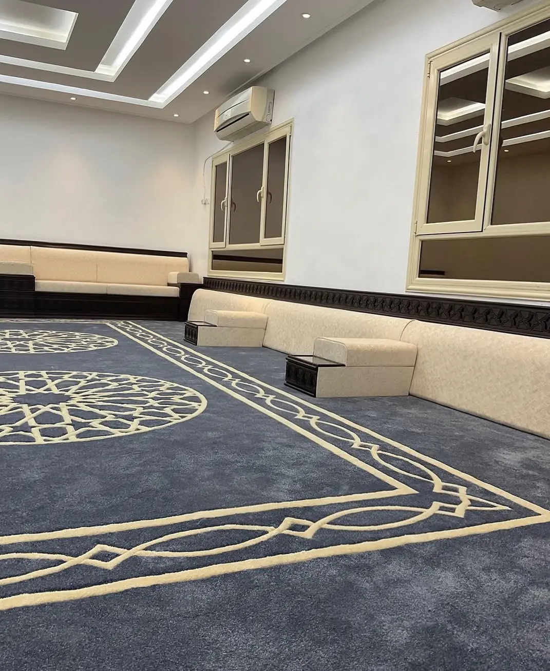 تفصيل مساند صباح الناصر الفروانية — مساند أرضية وجلسات مرتفعة بإطار خشبي منقوش — مساند — خشب بتشطيب داكن — صورة 6