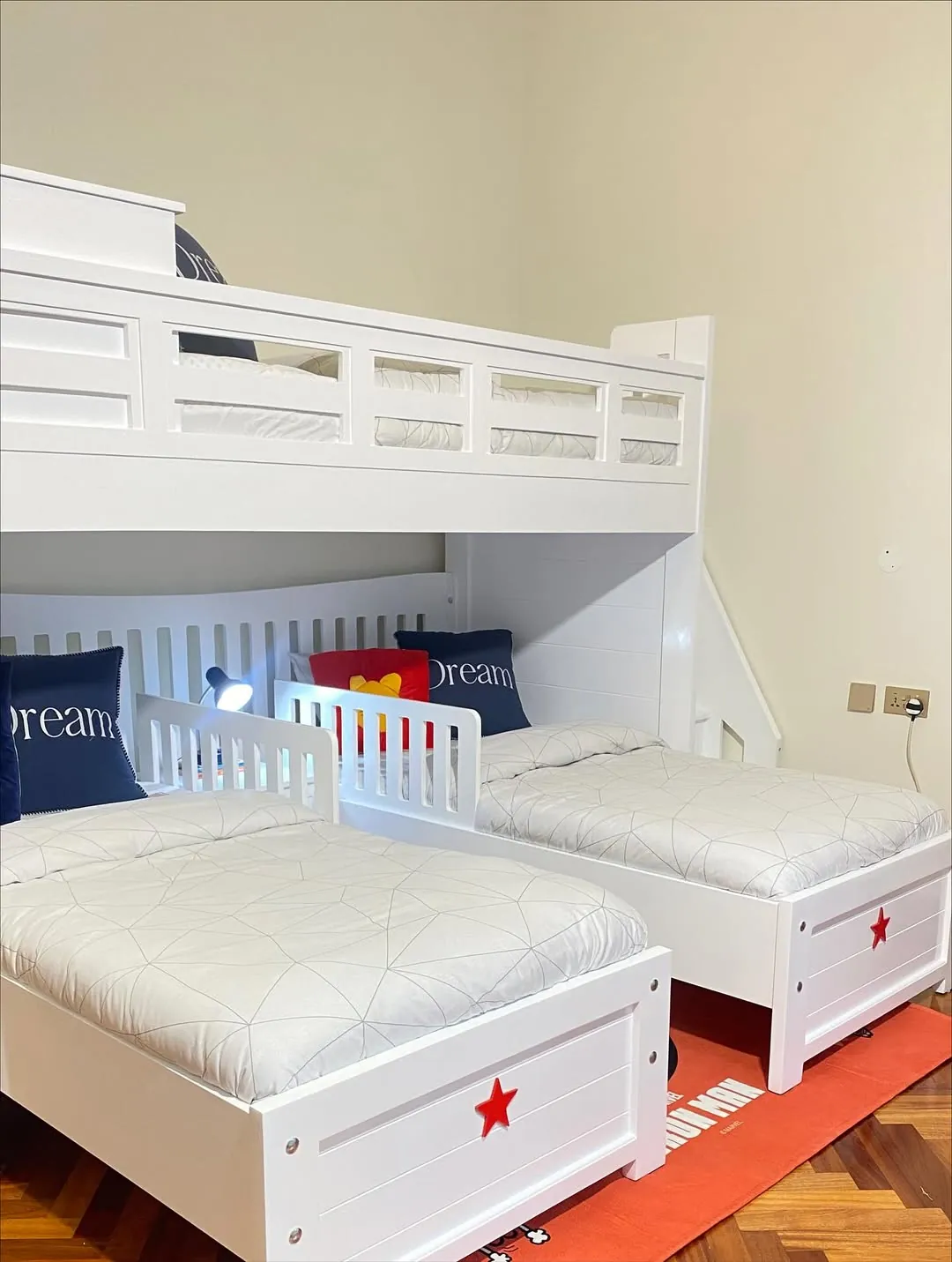 سرير دورين للأطفال بثلاثة أسرّة ودرج تخزين — الكويت