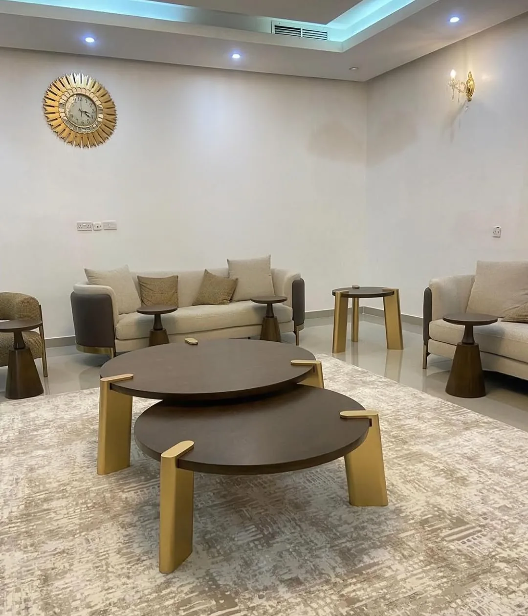 طاولة قهوة دائرية مزدوجة خشب بأرجل ذهبية — شمس — طاولات طعام وقهوة — سطح خشب بني داكن