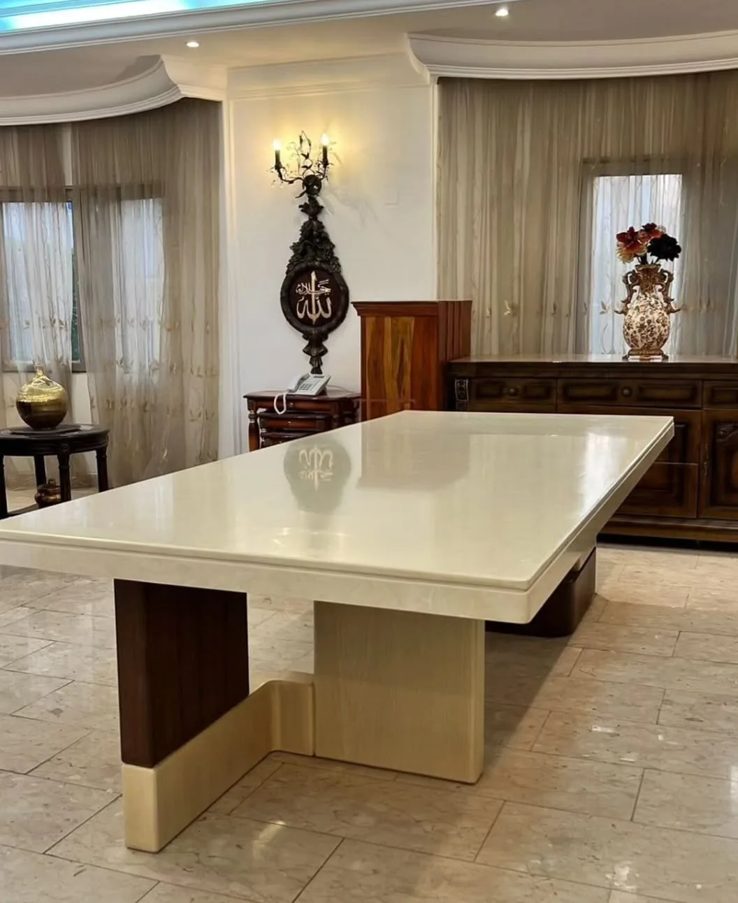 طاولة طعام رخام كريمي بقاعدة خشب بلونين — عاج — طاولات طعام وقهوة — سطح رخامي كريمي بحافة متدرجة